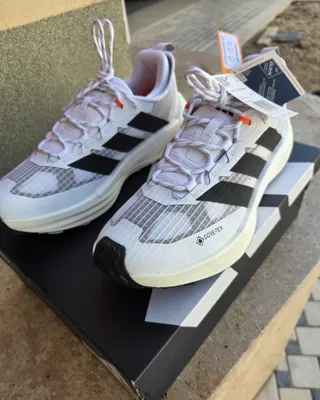 Qadoqdagi yangi Adidas Terrex Gore-tex krossovkalari 1