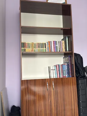 Kitob shkafi sotiladi
