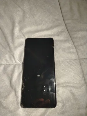Samsung S21ultra faqat ekrani bir tomoni singan 1