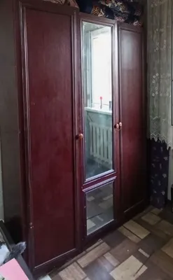 Шкаф: с одной стороны полки, с другой — отделение для одежды