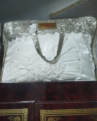 Покрывало бежевого цвета с цветочным узором, также есть наволочки, 2 шт.