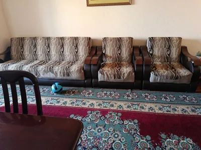 Divan va ikkita yoyiladigan kreslo sotiladi