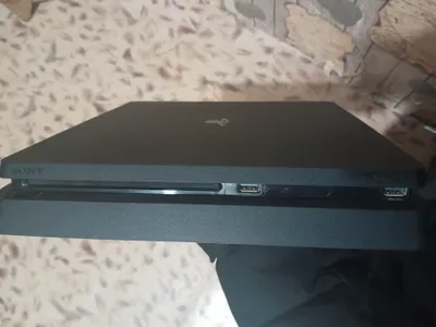 PlayStation 4 Slim 1