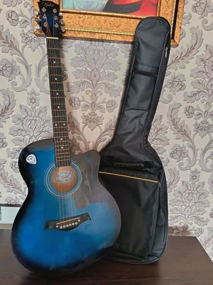 Yaxshi holatdagi g‘ilofli gitara sotiladi