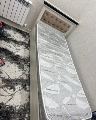 Кровать одна и сандук новый