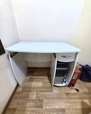Компактный компьютерный стол (Идеальное состояние)