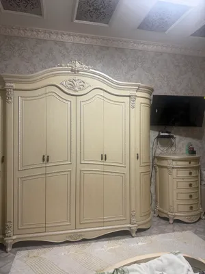 Итальянская мебель: шкаф, кровать, трюмо, 2 тумбы. 1