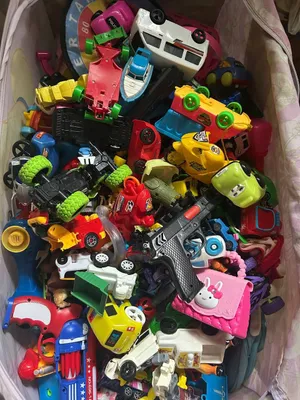 Turli xil o‘yinchoqlar (mashinalar, Lego va hokazo) 1