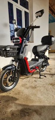 Skuter xolati ediyal ,tinniq turibdi ,polni zaryad bilan 60 km yuradi 1