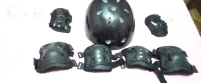 Продам шлем и наколенники детские 1