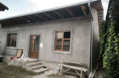 Chirchiq shahrida 5,5 sotix yer uchastkasi sotiladi, 3 ta yashash xonasiga ega yangi uy. 1