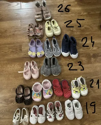 19 dan 26 gacha turli xil poyabzallar: Perlina, Zara, H&M, Biomecanics, Crocs, Mini Melissa
