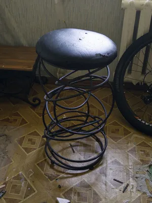 Барный стул с кованным основанием