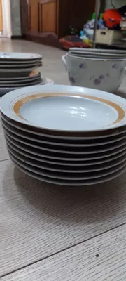 Продаю, тарелки и 2 подарочные кружки 1