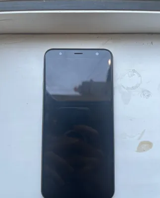 Samsung J4+ 2018-yil, orqa panelida bitta kamerasi bor ishlaydigan telefon 1