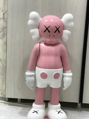 У статуэтки KAWS немного повреждена рука 1