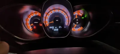Lada Vesta SW Cross, один владелец. На капоте есть краска. 1