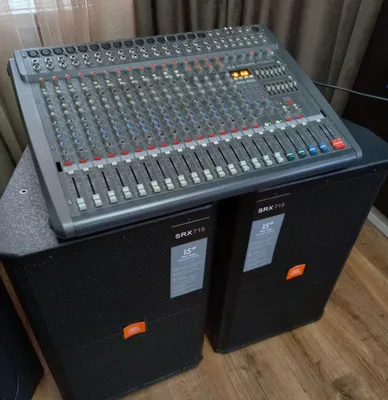 Dynacord Powermate 1600 faol mikseri va 15 dyuymli JBL SRX akustik tizimi.