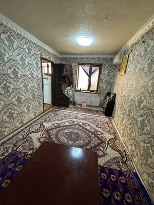 Продаётся квартира в Янгиюле, в центре: 1-й этаж 2-этажного дома, 2-комнатная. 1