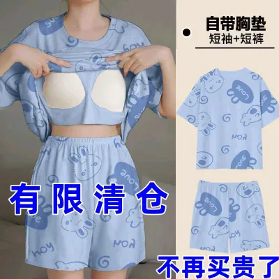 Yalangoch qizlar kiyim-kechak xonasida ozlarini suratga olishadi