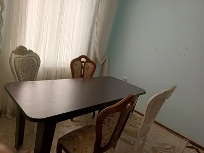 Стол стулья сатилады.Таги 2 коричневый стулчик бар.Жагдайы таза. Общи