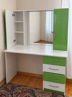 Oynali yozuv stoli