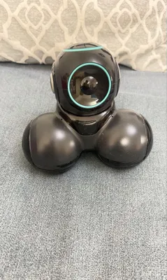 Dasturlashtiriladigan Cue roboti — smartfon orqali boshqariladigan aqlli robot