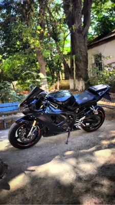 Yamaha R1 1000cc 1