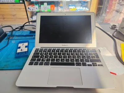 Mac book sotiladi aybi zaryadkasi yuq narxi 800000 sum 1