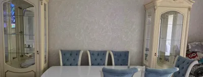 Televizor tagligi va ikkita servantli stol va stullar 1