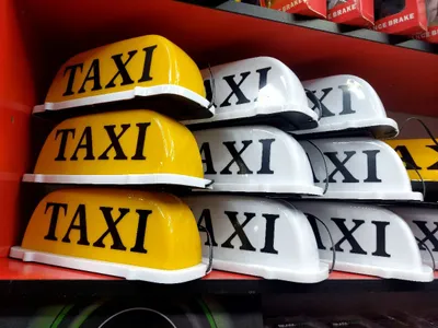 Такси: надпись «Taxi» 1