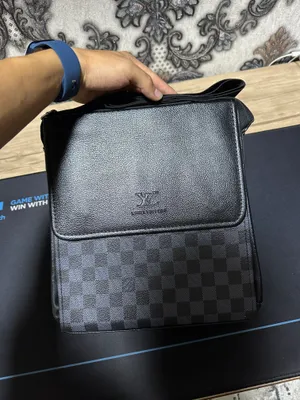 Erkaklar uchun yelka orqali taqiladigan sumka, Louis Vuitton barsyetkasi 1