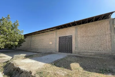 Tuman markazida, Marjon restorani yonida 10 sotixli uy sotiladi 1