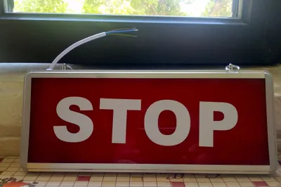 STOP yorug‘lik diodli belgisi