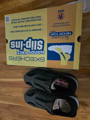 Продаются оригинальные мужские кроссовки, SKECHERS размер 9 1