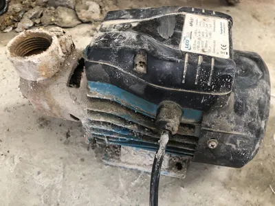 Suv motori sotiladi, ishlaydi, biroz kir
