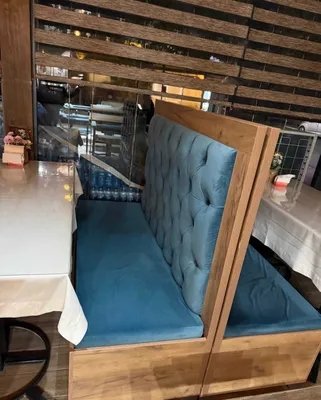 Kafe va restoranlar uchun baland suyanchiqli, kapitone uslubidagi banket divani 1