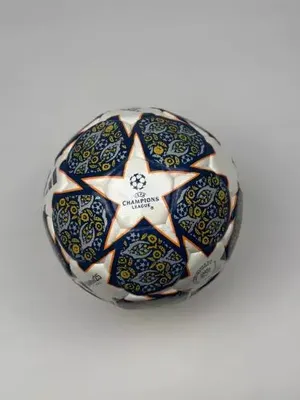 Professional futbol to'plari, Tikma Adidas