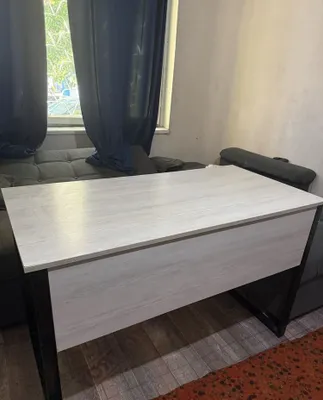 Новый прочный красивый стол