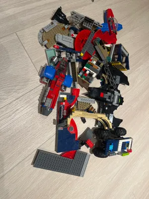 Ko‘rsatmalari bilan yig‘ilmagan Lego konstruktorlari