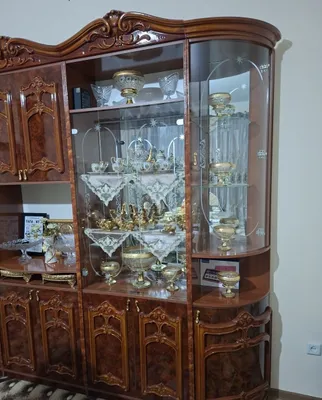Продаётся Классический сервант- витрина для посуды. 1