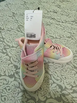 H&M firmasining qizlar uchun yangi keda-krossovkalarini sotaman. 1