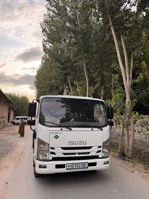 Автомобиль Isuzu, двигатель. 1