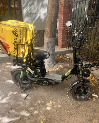Skuter sotiladi sumkasi 2 ta akmlyator 1 ta zaryadnk bn 1