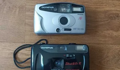 Olympus AF-10 XB va qora Olympus Shoot & Go R. 1