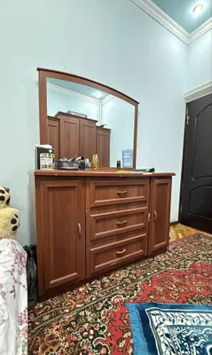 Спальный гарнитур б/у (кровать, шкаф, комод с зеркалом) 1