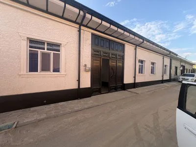 Продаётся частный дом. Перед хокимиятом города Навои. Евроремонт, 7 комнат 1