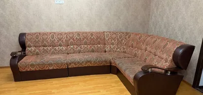 Большой угловой диван с деревянными подлокотниками 1