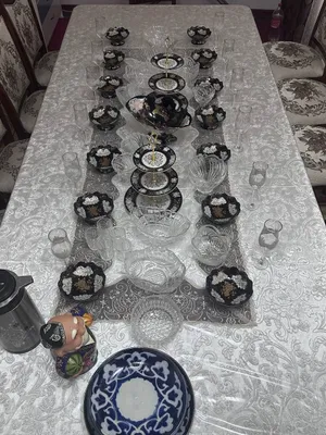 Чёрная этажерка и хрусталь 1