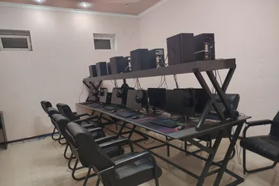 Kompyuter xona Sotiladi 10ta kompyuter 1ta admen kompyuter 1
